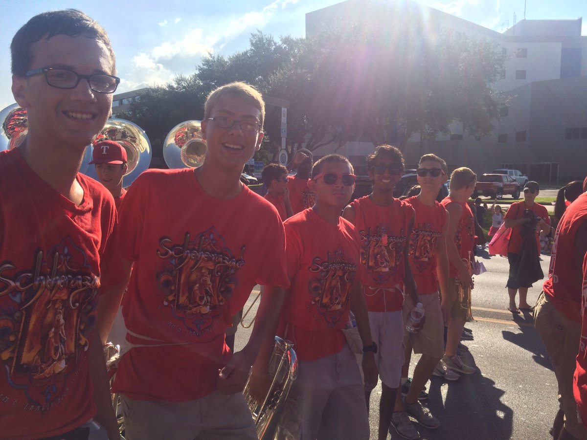 TravisTigerBand's tweet image. Travis Tiger Band loving the #ParadeVibes #DEESH 😎☀️