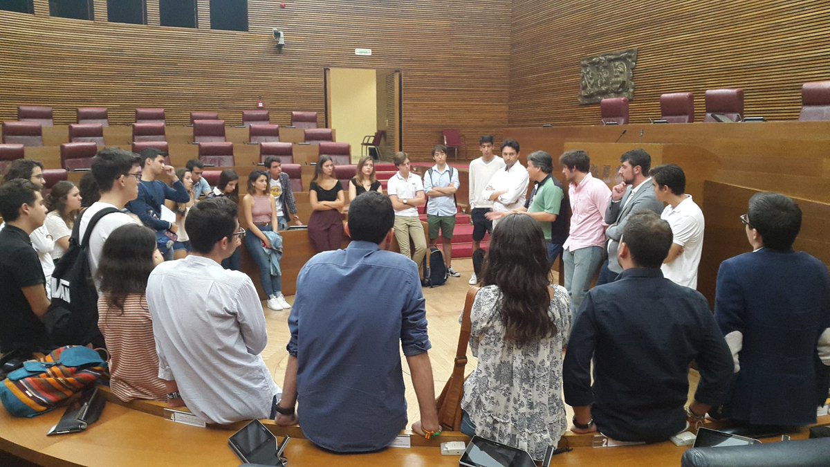 Reunidos con los diputados populares <a href="/VicenteBetoret/">Vicente Betoret</a>, <a href="/JCcaballeroM/">Juan Carlos Caballero</a> y <a href="/LuisStamaria/">Luis Santamaría</a> en Les Corts, hablando de regeneración y política.