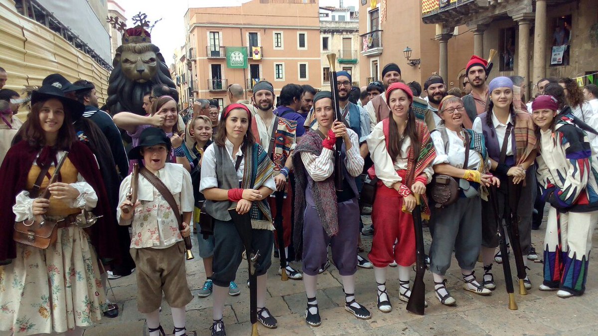 BallSerrallonga's tweet photo. amb @SantateclaTGN seguim i celebrem!!!#30 #Tarragona VISCA SANTA TECLA QUADRILLA!!!! https://t.co/A1QPYl7uIb