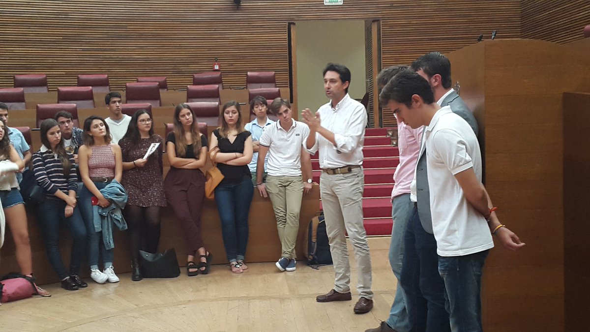 El presidente <a href="/VicenteBetoret/">Vicente Betoret</a> hablando a los jóvenes de <a href="/UnioEV/">Unió EV</a> sobre libertad educativa y derecho a elegir. Algo que olvida el tripartito.