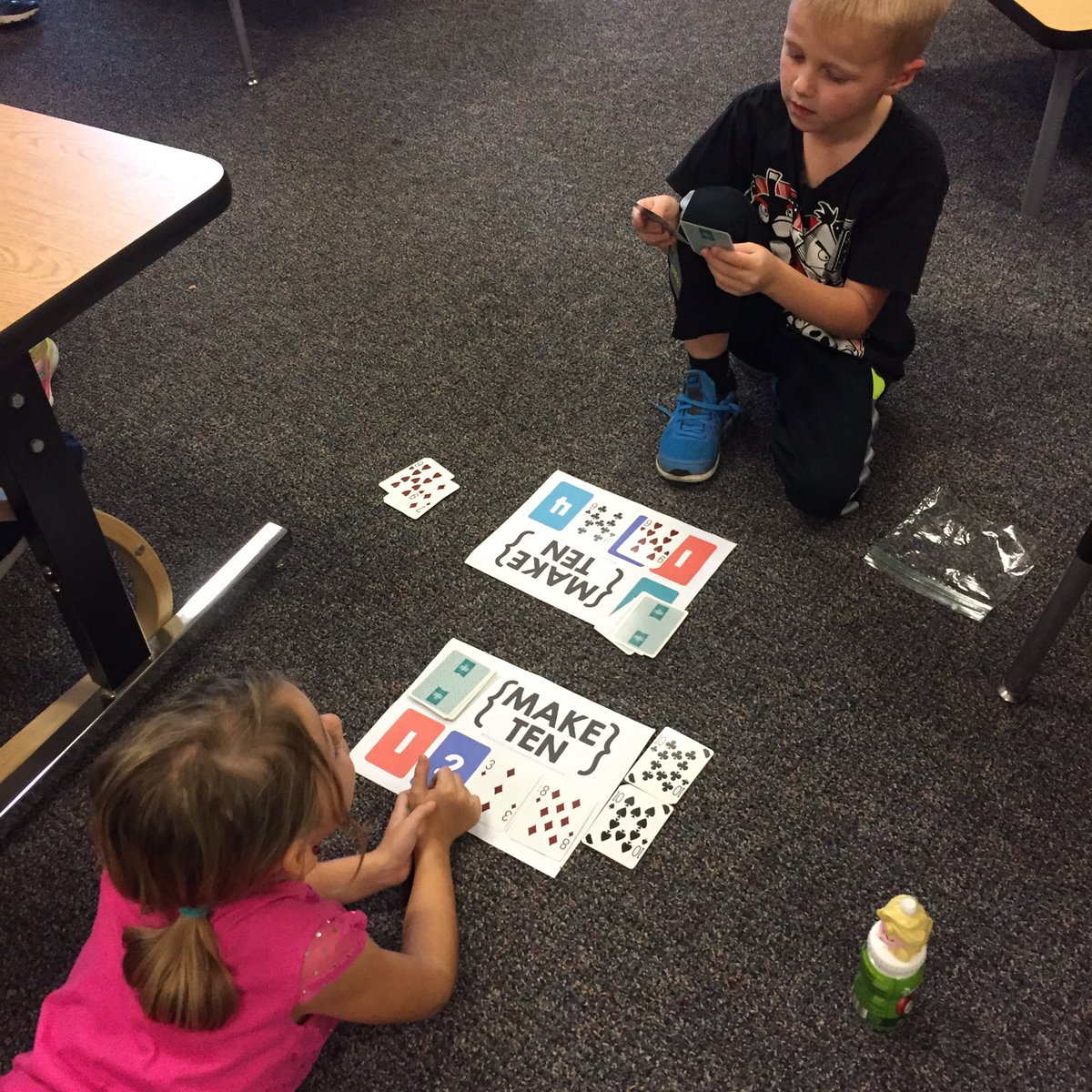 MrsChristensen3's tweet image. Collaborative learning in our #flexibleseating spots. #hilltoprocks #mathwithsomeone #learningisfun