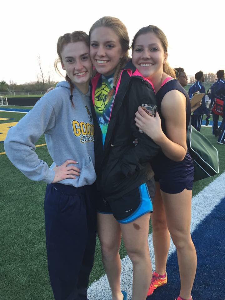 bethanyylynnnn's tweet photo. Happy birthday @casi_hudak 💙💛 have a wonderful Friday!!! 😘 https://t.co/q6tK9bFSuU