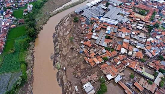 AlhudaVolunteer's tweet photo. Pasca Banjir Garut, Porak poranda hanya kepedulian kita yang akan mengurangi beban Mereka. #FrayForGarut https://t.co/bz49PSCnG3