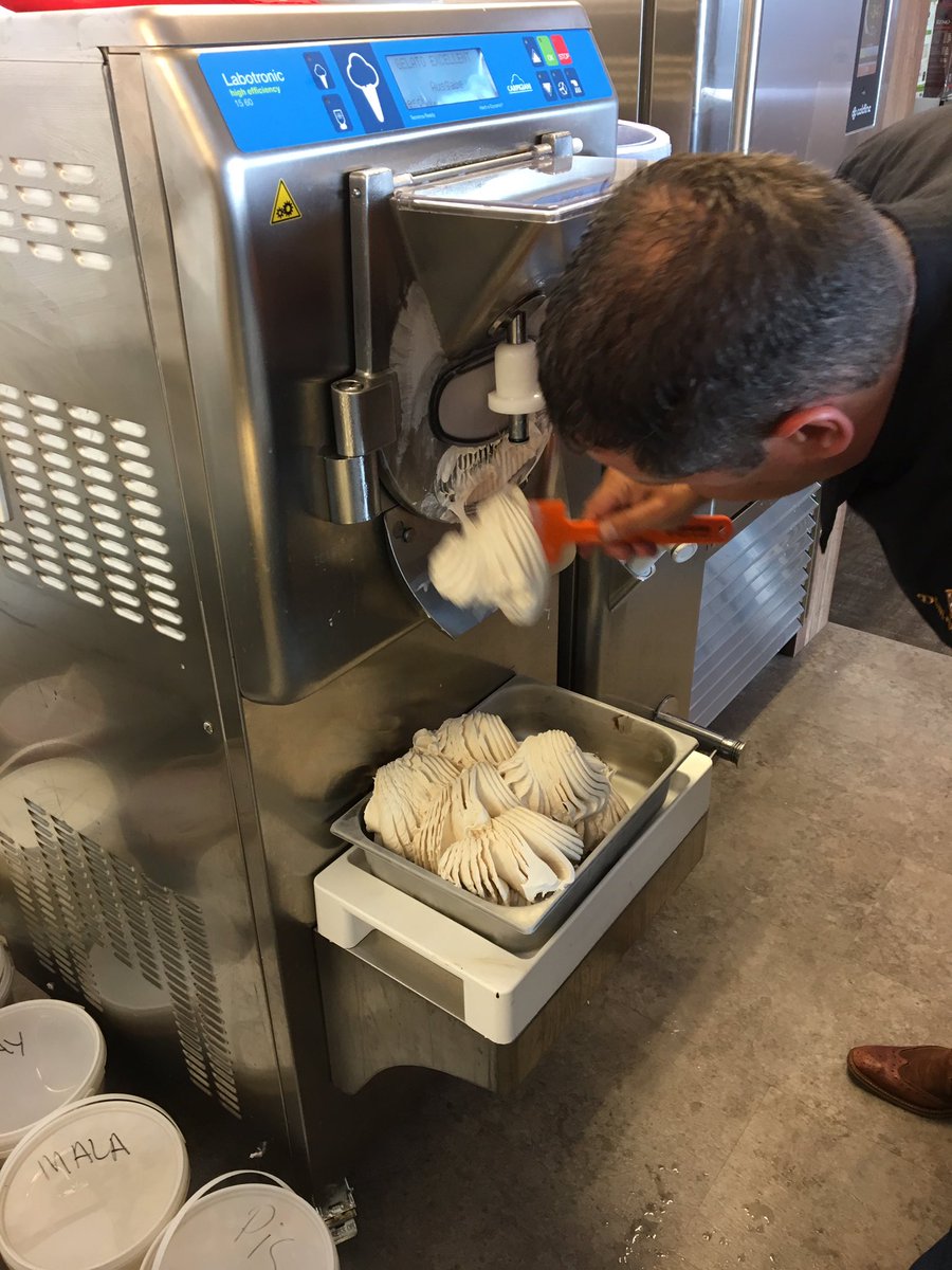 Collega Dim Verbeek van <a href="/hefevanhaag/">HefevanHaag - NL</a> maakt #Gelato met de <a href="/Carpigiani/">Thais</a> ijsmachine voor de huisbeurs.