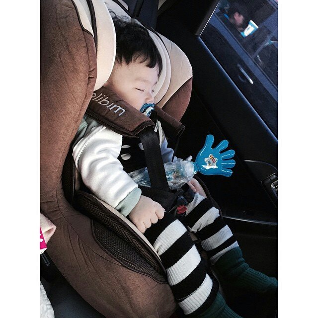 LeeCSun88's tweet photo. Bom dia pra quem vai com papai pro pediatra dormindo. https://t.co/Ez1HlocCYb