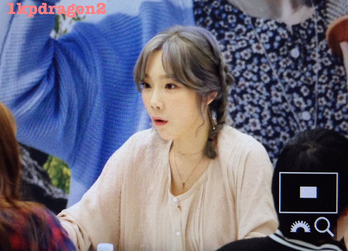 [PIC][23-09-2016]TaeYeon tham dự buổi Fansign cho thương hiệu nước uống "SAMDASOO" tại COEX Live Plaza vào tối nay - Page 2 CtCPID3UkAE6eIt