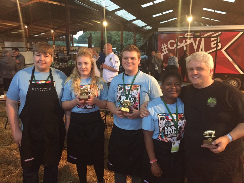 FlyingVisits's tweet image. Inspiring students @Passion2Inspire on the winning team @alanpaton7 @gcheesechef @EastavenueRest