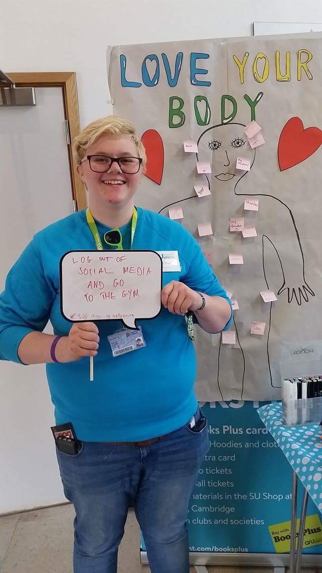 StudentMindsARU's tweet photo. Kathryn our student welfare officer came to say hello and take part in our campaign 😊 @kathryn_welfare https://t.co/tO4HLJAcrg