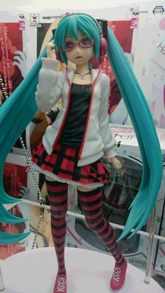 アミューズメントプレイス ギミック セガ בטוויטר プライズ 初音ミク Project Diva Arcade Future Tone Natural が入荷しました 初音ミクのナチュラルな衣装に赤の眼鏡そして 赤のヘッドフォン がとても似合ってますねーwww可愛いミクちゃんを是非getして