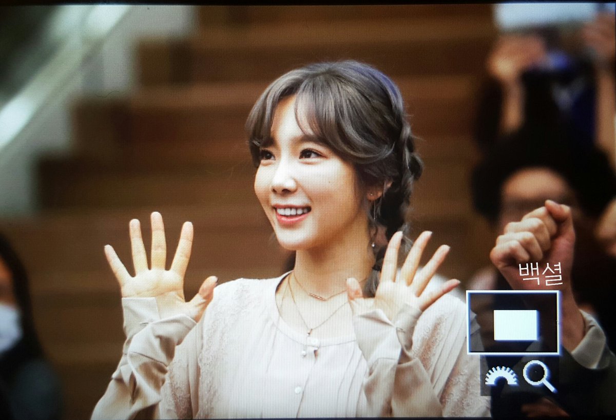 [PIC][23-09-2016]TaeYeon tham dự buổi Fansign cho thương hiệu nước uống "SAMDASOO" tại COEX Live Plaza vào tối nay - Page 2 CtCVKHFUEAAoMKq