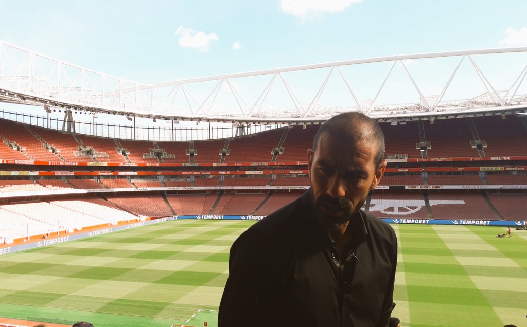 vinayakkm's tweet photo. Not everyday @piresrobert7 gives an Arsenal stadium tour. And looks like a boss doing it. https://t.co/cuKZHZIoCY