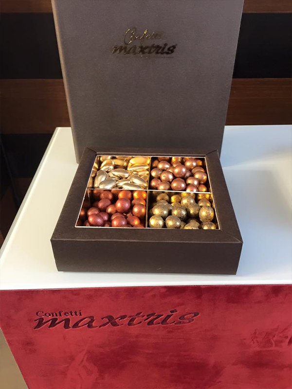 MaxtrisConfetti's tweet photo. Personalizza le eleganti #ScatoleRegalo firmate Confetti Maxtris Store! Vieni a trovarci a Napoli in Via Calabritto 16. 😃 #confetti #maxtris https://t.co/Sd28w8OlY8