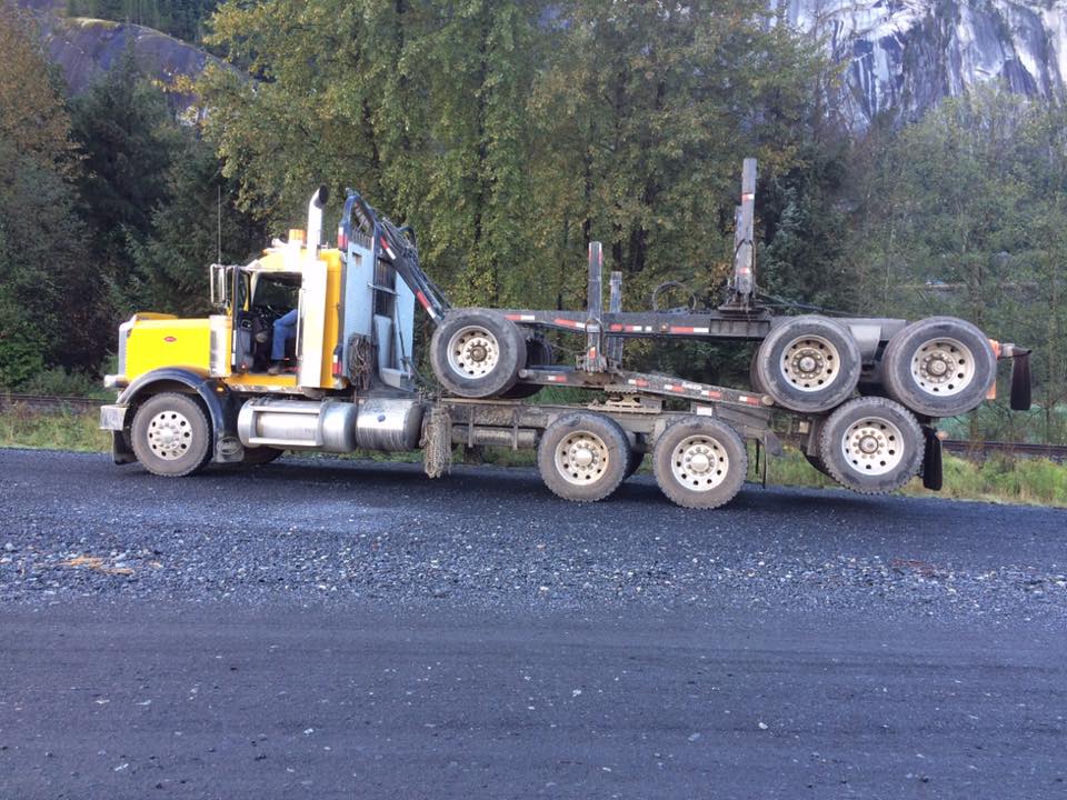Le_Besson's tweet image. En Colombie Britannique, les #bois sont triés puis jetés à la mer afin d'être chargés sur un bateau.