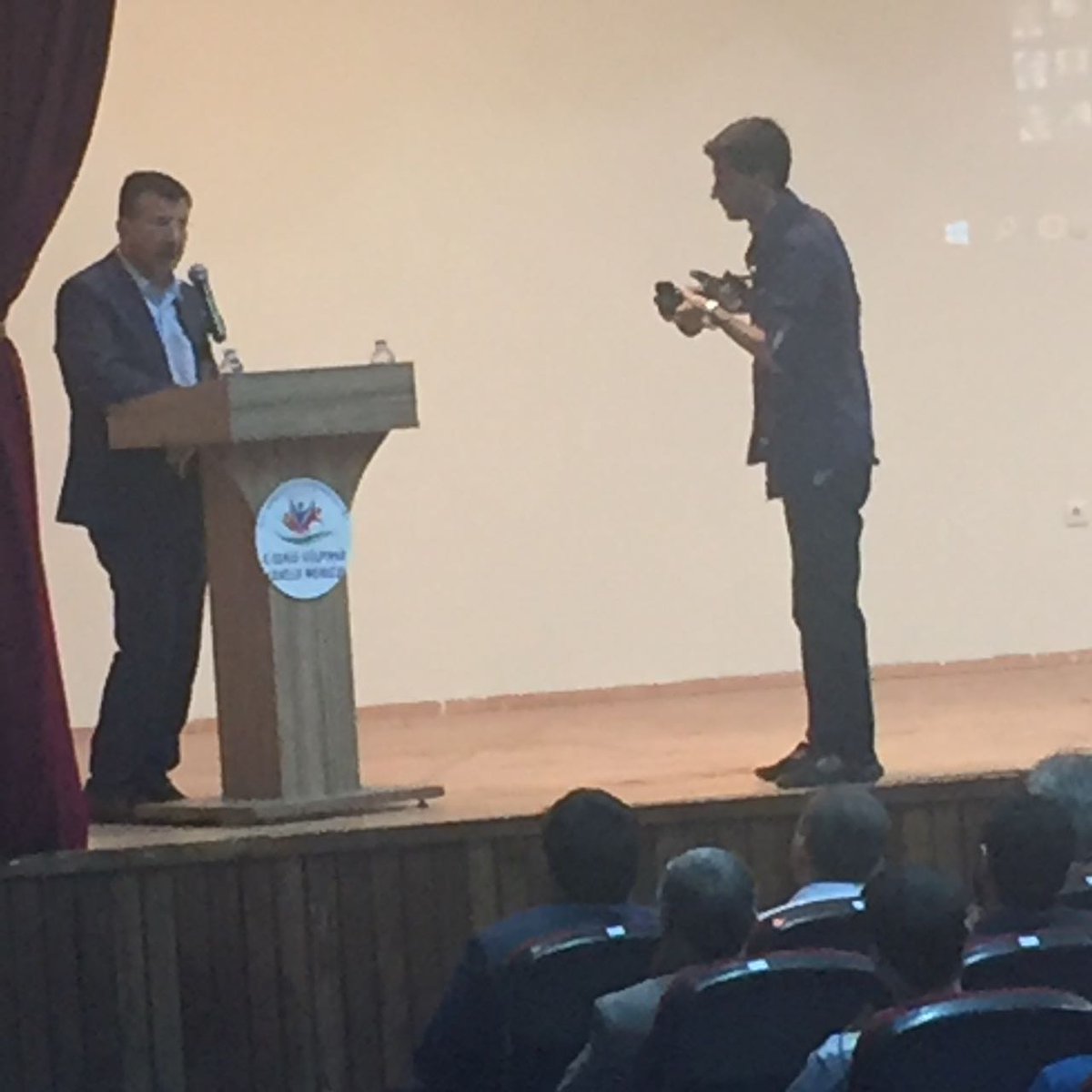 Siverek Eyyüp Cenap Gürpınar gençlik merkezinde düzenlenen 15 Temmuz Demokrasi şehitlerini anma programındayız.