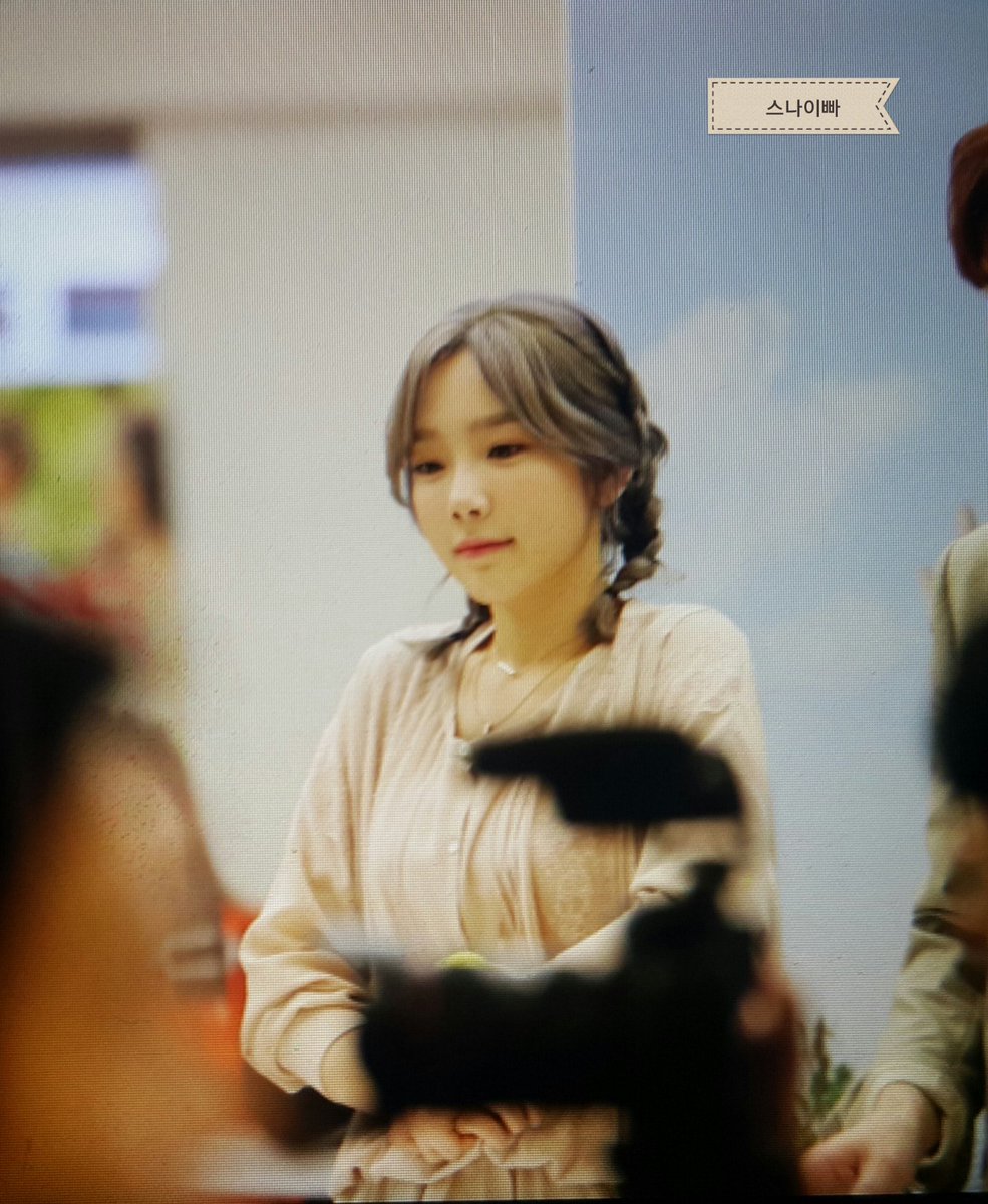 [PIC][23-09-2016]TaeYeon tham dự buổi Fansign cho thương hiệu nước uống "SAMDASOO" tại COEX Live Plaza vào tối nay - Page 3 CtCYiGuUsAAKink