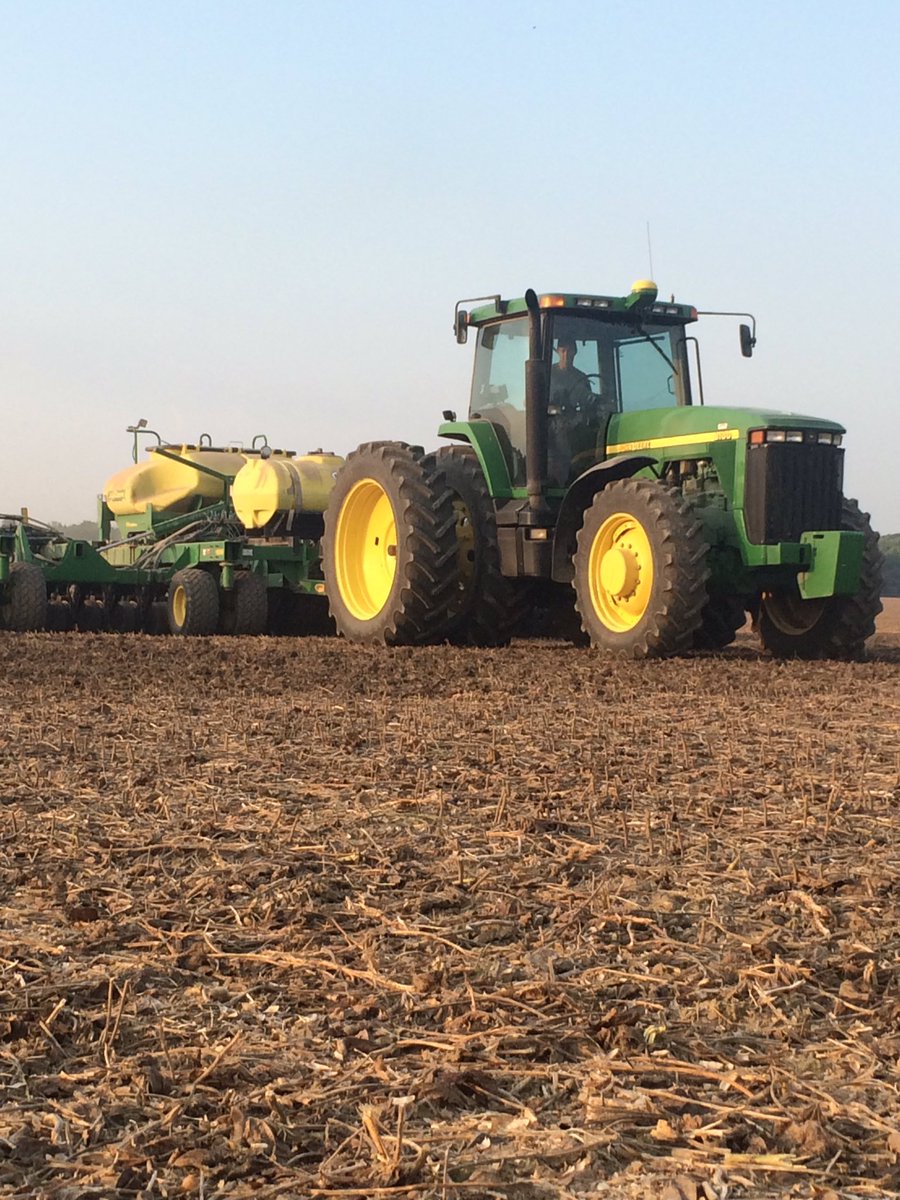 twentyviewfarms's tweet photo. Beautiful conditions to get some @DuPontPioneer #25R34 in this morning. #letsnottalkaboutthebeans https://t.co/KChQMHceg4