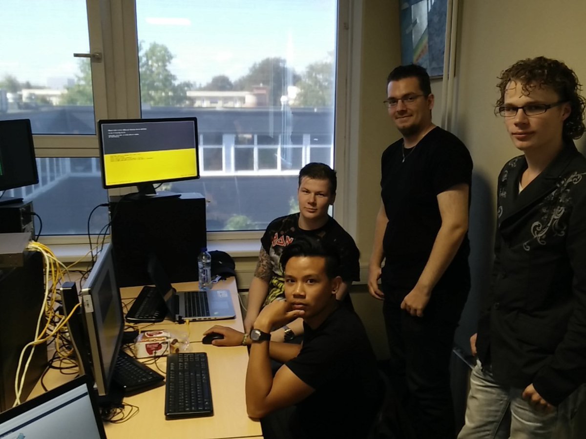 RWassink's tweet photo. 3ejaars beheerders bezig met desktop virtualisatie en automation met @VMware_NL , @CitrixBenelux, @RESsoftware en @microsoftnl https://t.co/nni1Y3ENs8