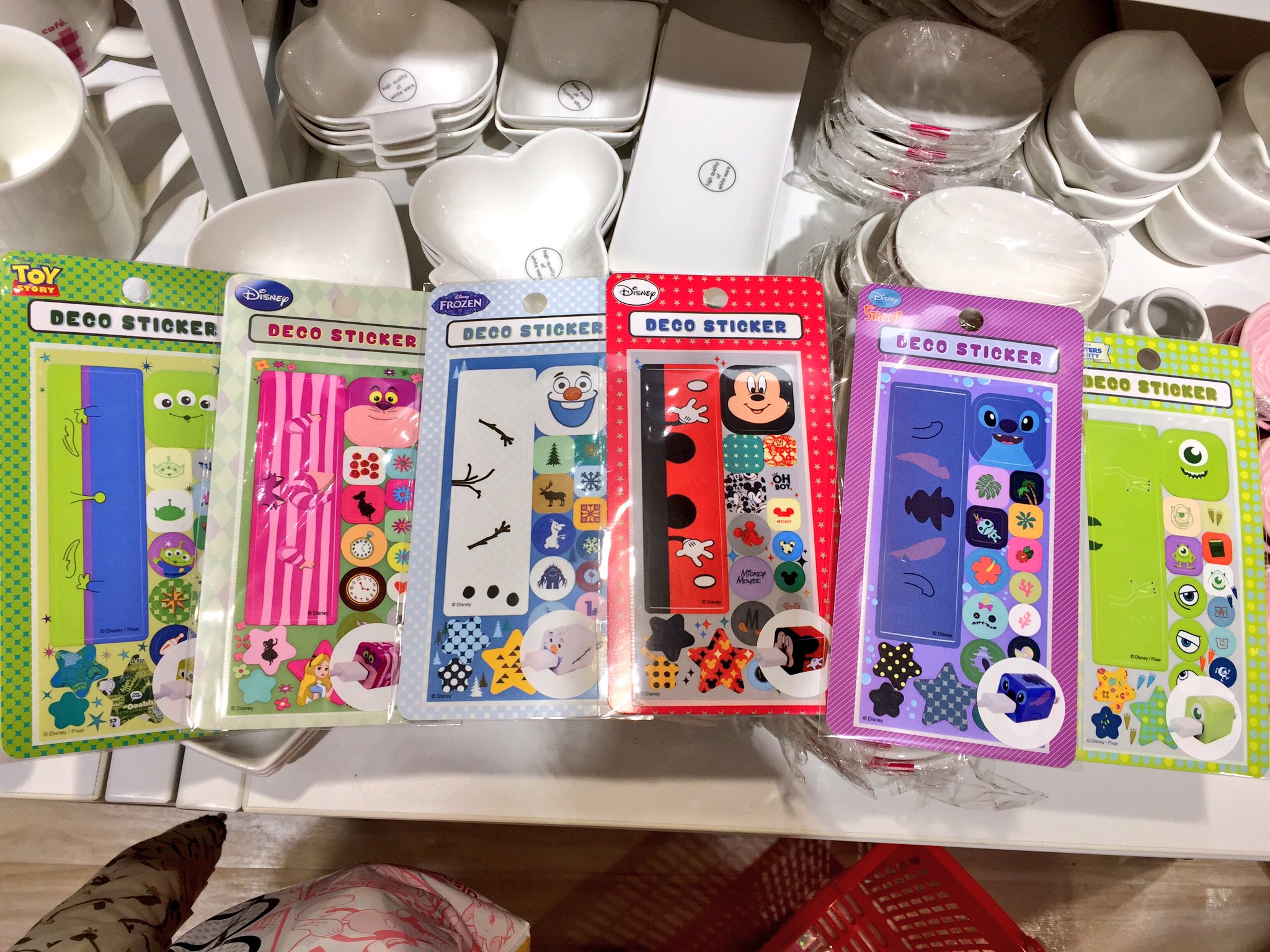 すー ٹوئٹر پر キャンドゥ ディズニー商品報告会 Iphone充電用コンセントのデコステッカー すごくシュールだったw すー ٹوئٹر پر キャンドゥ ディズニー商品報告会 Iphone充電用コンセントのデコステッカー すごくシュールだったw