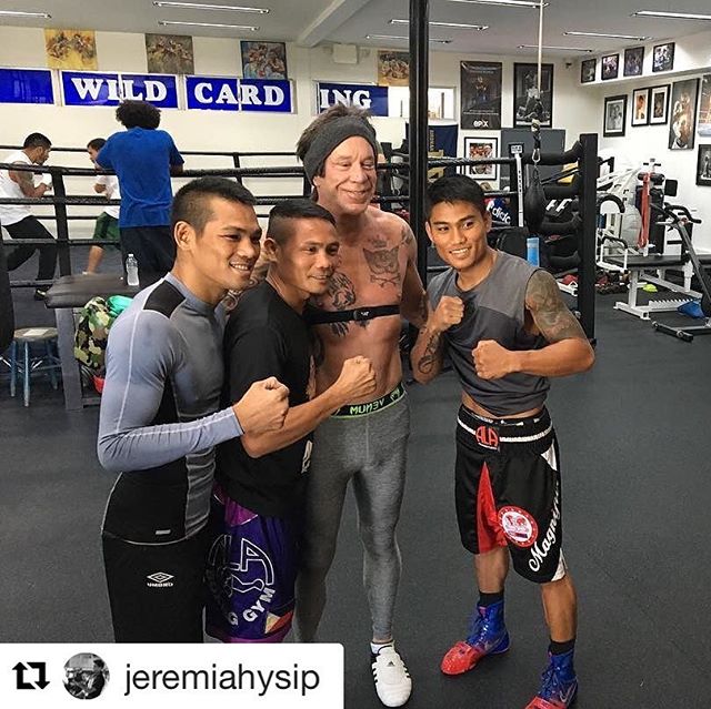 MIckeyRourkeFP's tweet photo. Ala fighters with Mickey. #mickeyrourke #wildcardgym #tfc #abscbn #alaboxing #funwithrourke https://t.co/1CDoczE0qw