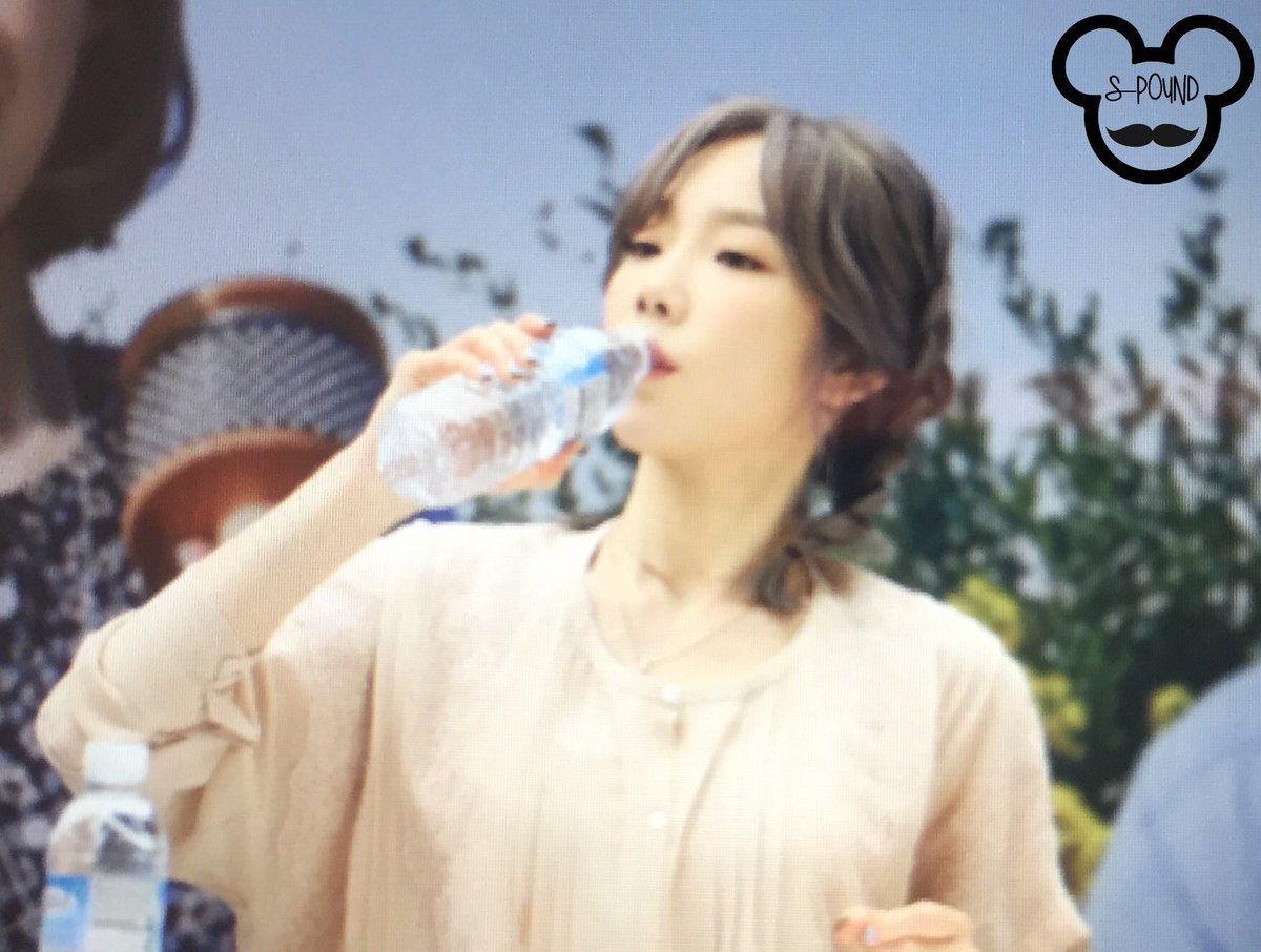[PIC][23-09-2016]TaeYeon tham dự buổi Fansign cho thương hiệu nước uống "SAMDASOO" tại COEX Live Plaza vào tối nay - Page 2 CtCdoWSVIAAKhN0