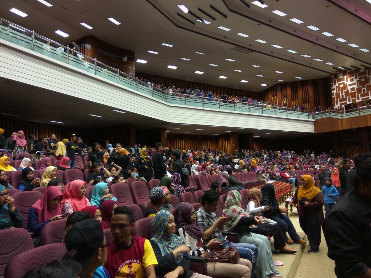 syafiqyip's tweet photo. Happening right now. #variasiswa #usm @RepublicUSM https://t.co/NaAZiprVmR
