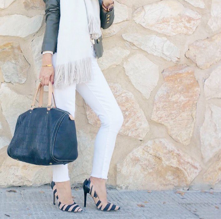 FallClothes's tweet photo. White jeans &amp; white scarf. https://t.co/2DDbYpkPAo