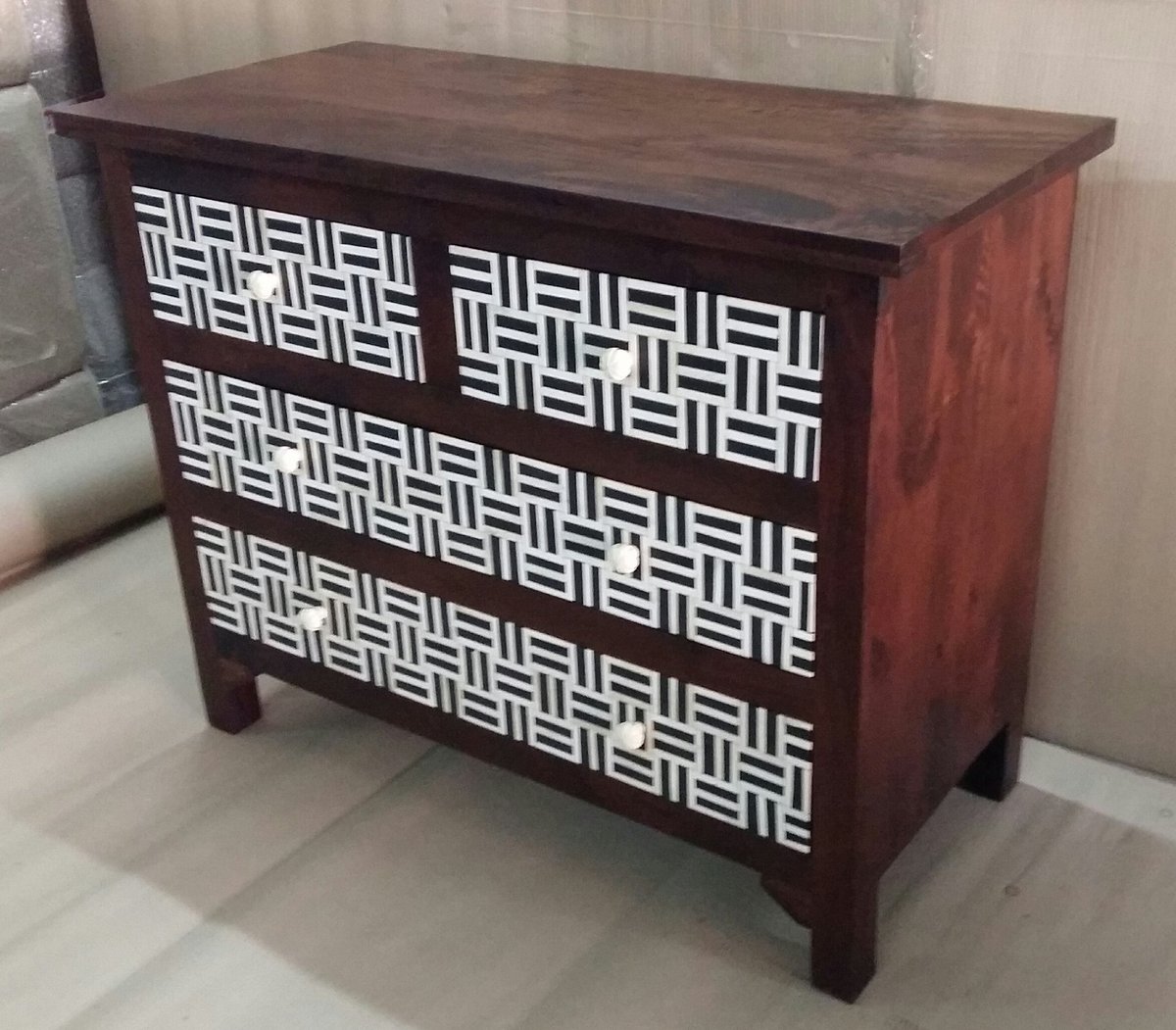 PRIYADARSHIE74's tweet photo. The Bone Inlaid Drawers Chest..
#BoneInlaidFurniture #IndianFurniture #Handicrafts #DrawerChest https://t.co/AWLCiMxEgM