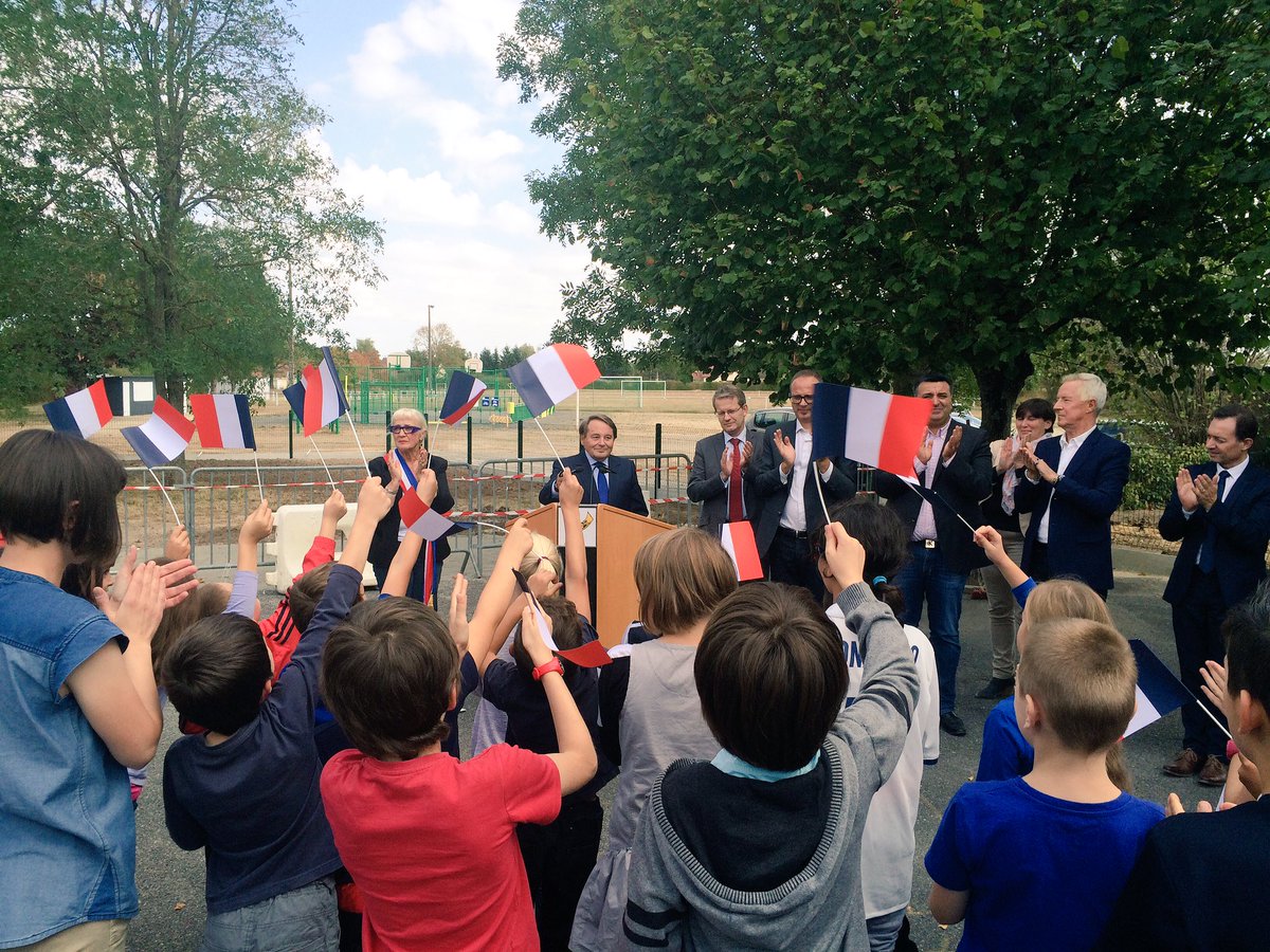 #Sport, #éducation et #citoyenneté au coeur de cet après-midi à Chezal-Benoit : nouveaux vestiaires de foot et modernisation de l'école