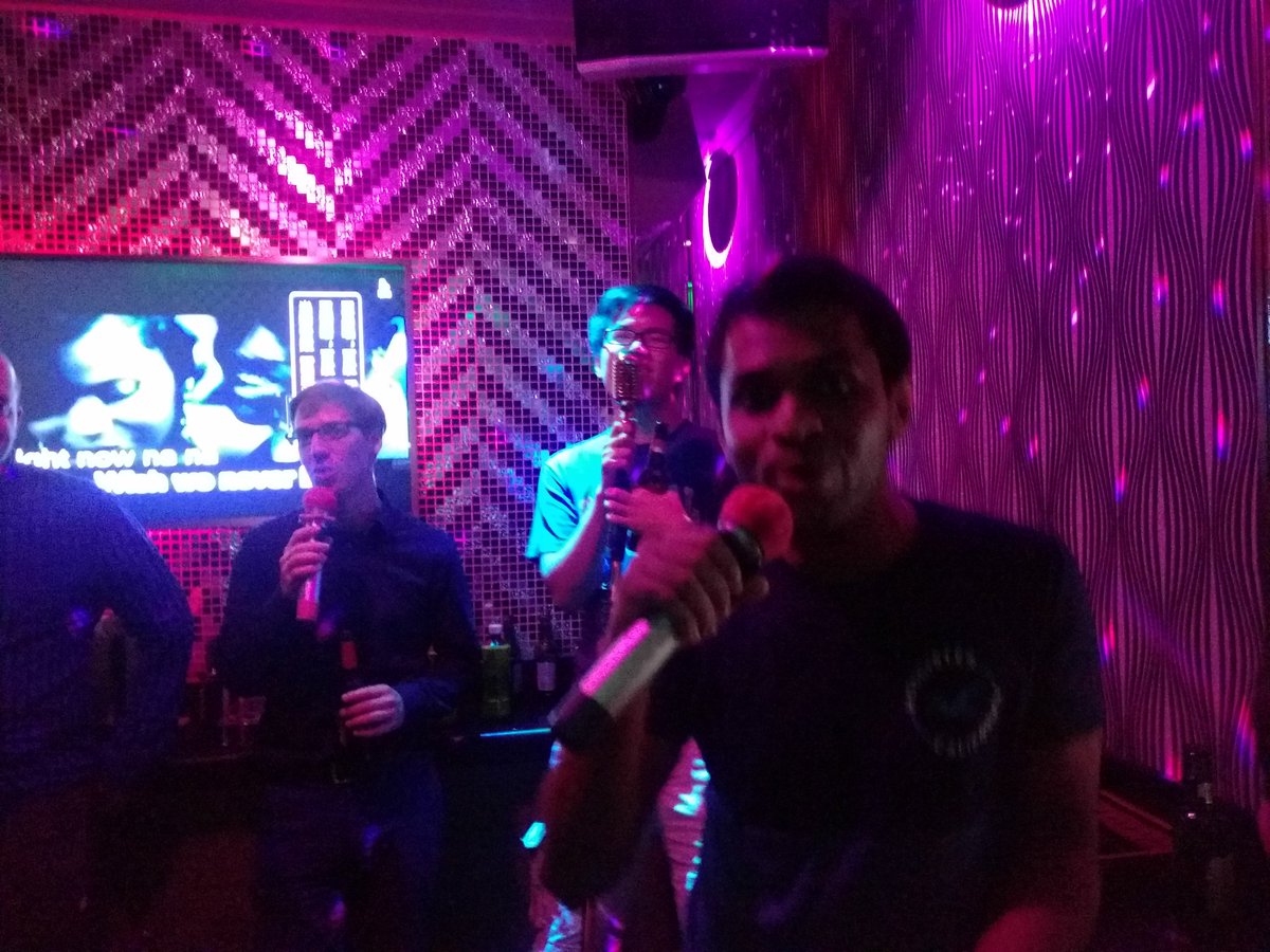 myetherwallet's tweet image. Apparently #teamMEW can SING!?! 😁😁😁 #devcon2 #karaoke