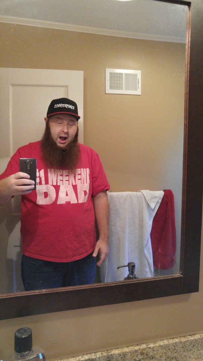 KevinWK's tweet image. Who has two thumbs, an IQ of at least 96 and loves to party? @counterpunchrok  #FridayFeeling #Friday #WeekendDad #Hashtag #DefendSkatePunk