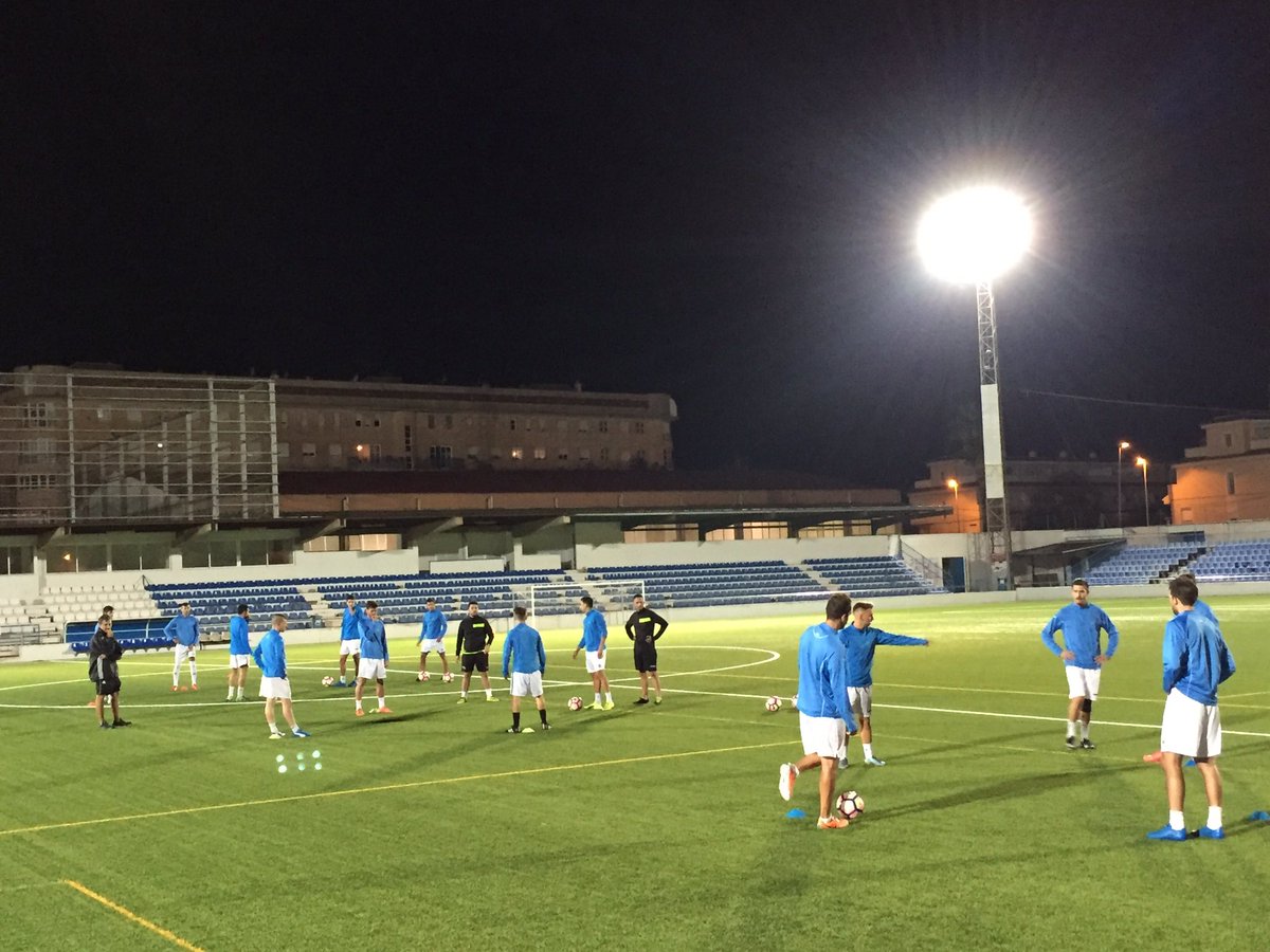 CD_Burriana's tweet photo. El equipo ya se ejercita sobre el césped. Último entrenamiento de la semana. https://t.co/xAXHX9g88C