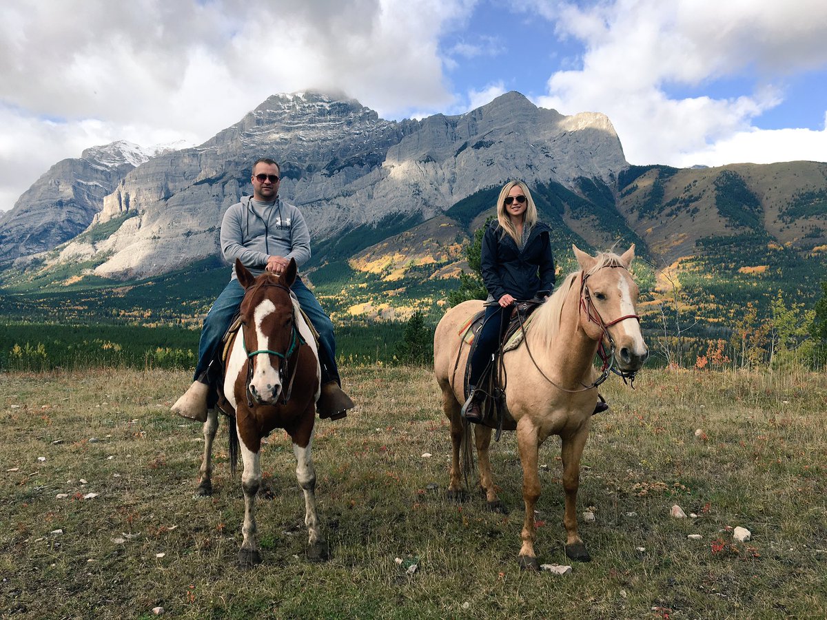 BelindaBowman_'s tweet photo. Taking in the sights with Cowboy Troy #TheRockies #Alberta #WhereTheBearsAt https://t.co/GpQpFBdDVi