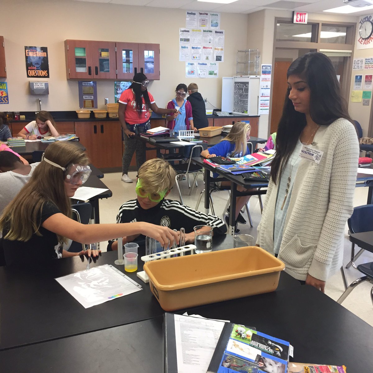 RosieOnTheFly's tweet photo. Bring it back #OldSchool! Former #Bobcat @ari_ibrahimi looking 2 be a future #scienceteacher! @BuffettMagnet #girlpower #buffettknowsedtech https://t.co/PRJjM3elyF