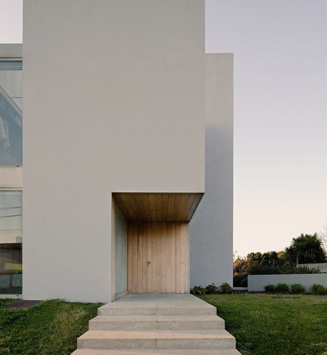 ليس بالضرورة إنفاق مبالغ طائلة لتملك منزل جميل ، أمامنا تصميم بسيط وجميل ، ناهيك عن مراعاة البيئة وإقتصاديّة مواد البناء !
#بيت_العمر