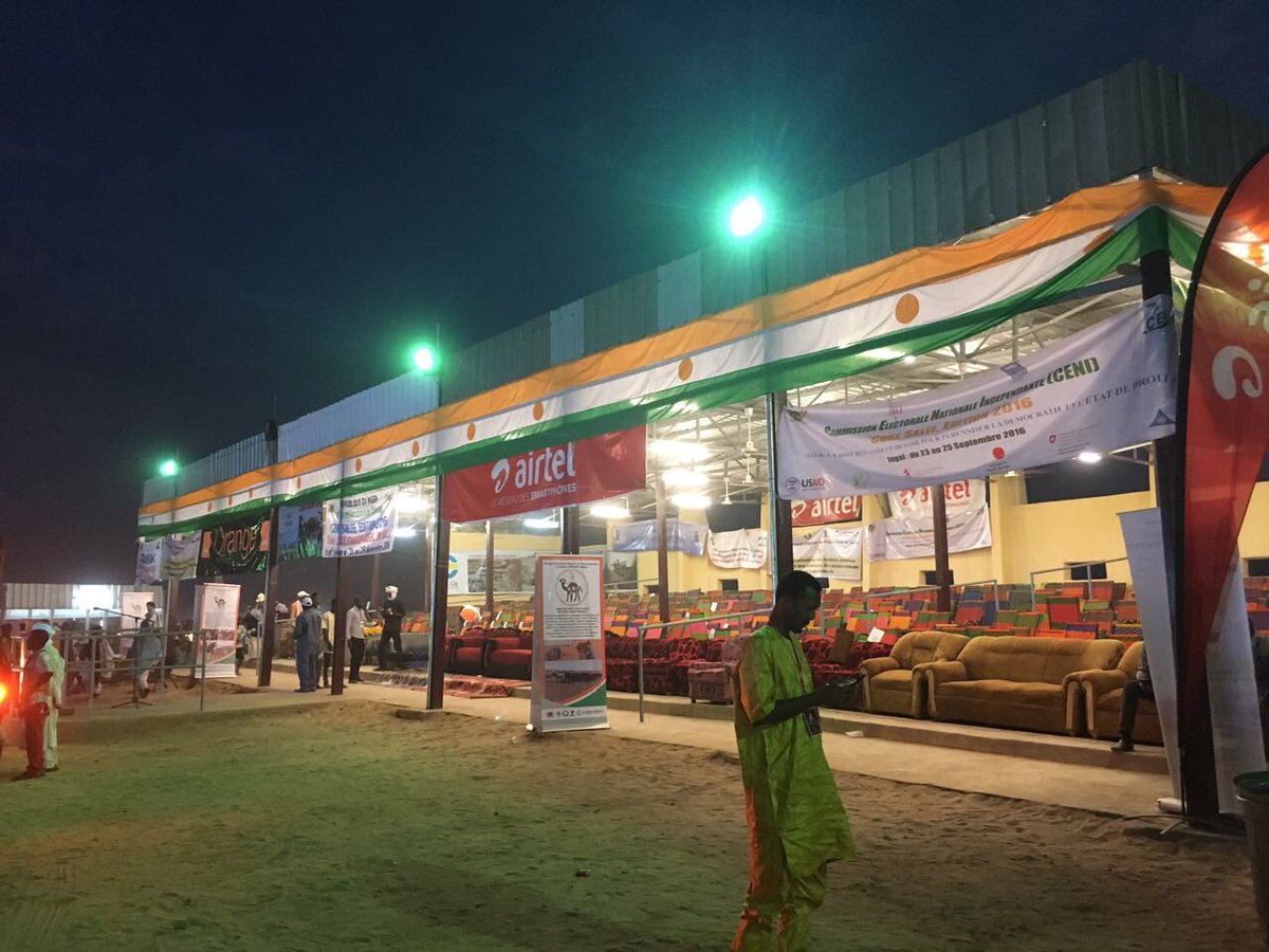 RogJohnMitchell's tweet photo. La nuit tombe à la #CureSalee #Niger. Venez nombreux demain pour une sensibilisation @IRIglobal sur les élections locales ! @USEmbassyNiamey https://t.co/ulSS0pzRWD