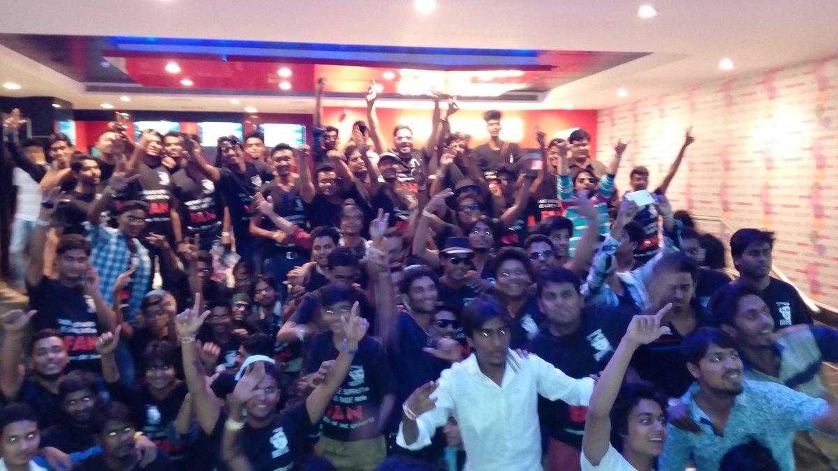 FarazIndiaWale's tweet photo. Aurangabad Jaisi City Me 250+ Fans Jama Karke FDFS karane Wala Hi Ho Sakta Hai
Fann Boy 👉 @JoySrkian
@SRKUniverse https://t.co/999Dsm5a0V