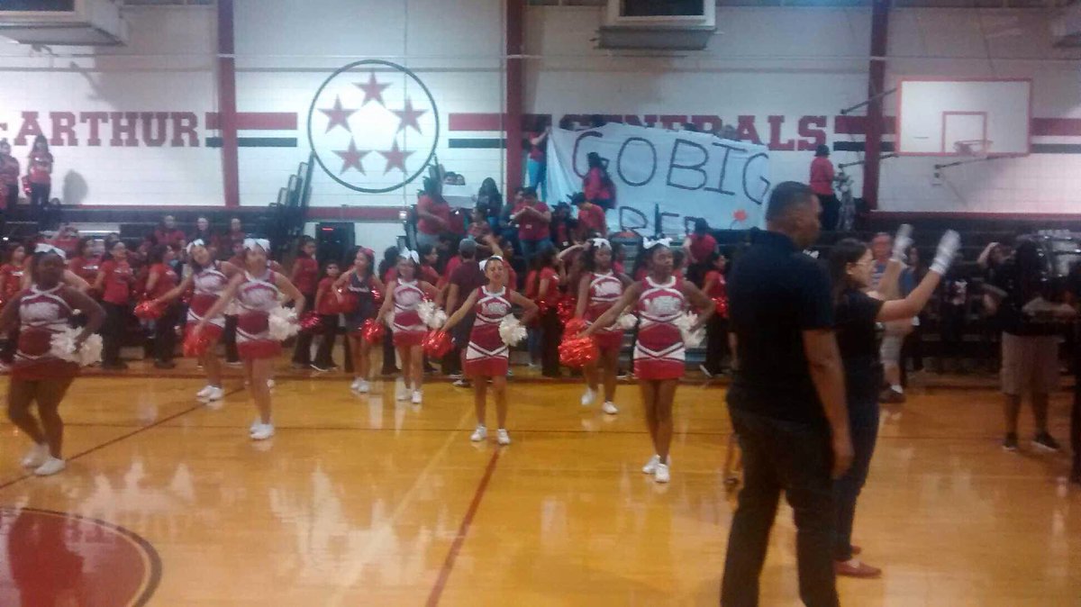 AldineAthletics's tweet photo. @BigMacHigh &amp; @AldineFootball students show school spirit in Fri-FB-Fever! Thanks @Fox26Houston for your support! @AldineISD @GeneralsMac9 https://t.co/IHuTdm6Rnv