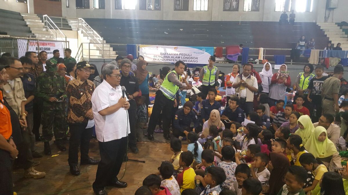 Alhamdulillah tadi sore saya bisa menjenguk pengungsi korban longsor Cadas Pangeran Sumedang <a href="/detikcom/">detikcom</a>