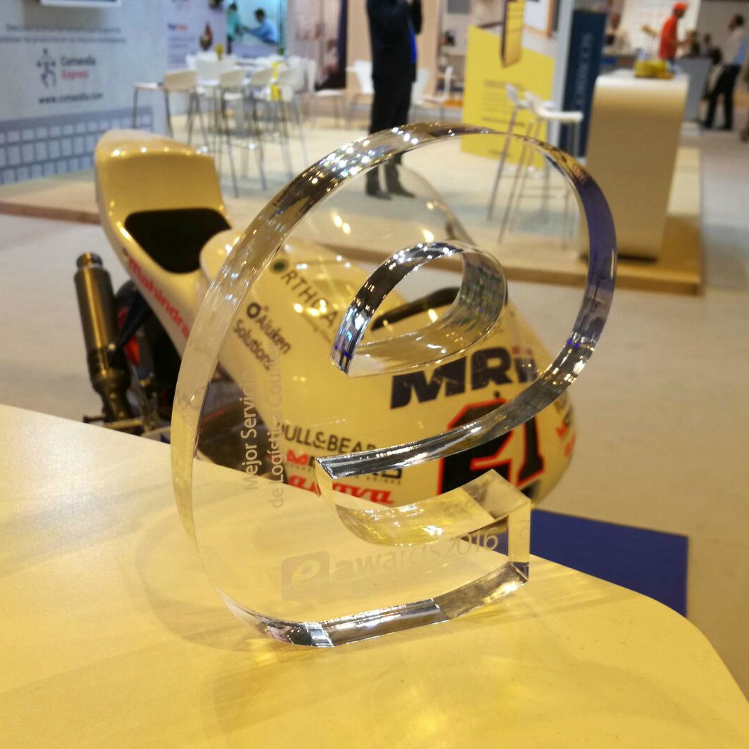 mrw_es's tweet photo. El premio conseguido por @MRW_es en los #eAwards2016 como Mejor servicio de logística Courier, desde diferentes ángulos en #eShowMAD2016 🚚🏆 https://t.co/vzsWkZYnc8