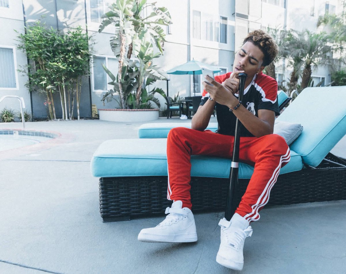 New fake. The name is Lucas, I like food. Rt/Fav? And I'll give you food 😏