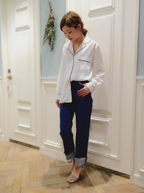 流行ってると聞きましたが、この片方だけシャツインを変だと感じるのはもうおばさんになって感性が衰えてきたということなのでしょうか。。。