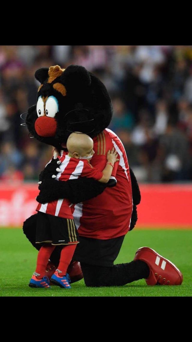 rpbritishhustle's tweet photo. Honored to be asked to @SunderlandAFC tonight to raise funds for such a brave boy @Bradleysfight #RYNAMO Donate by text 70070 BRAD02 £1 https://t.co/T3WOr5zbdM