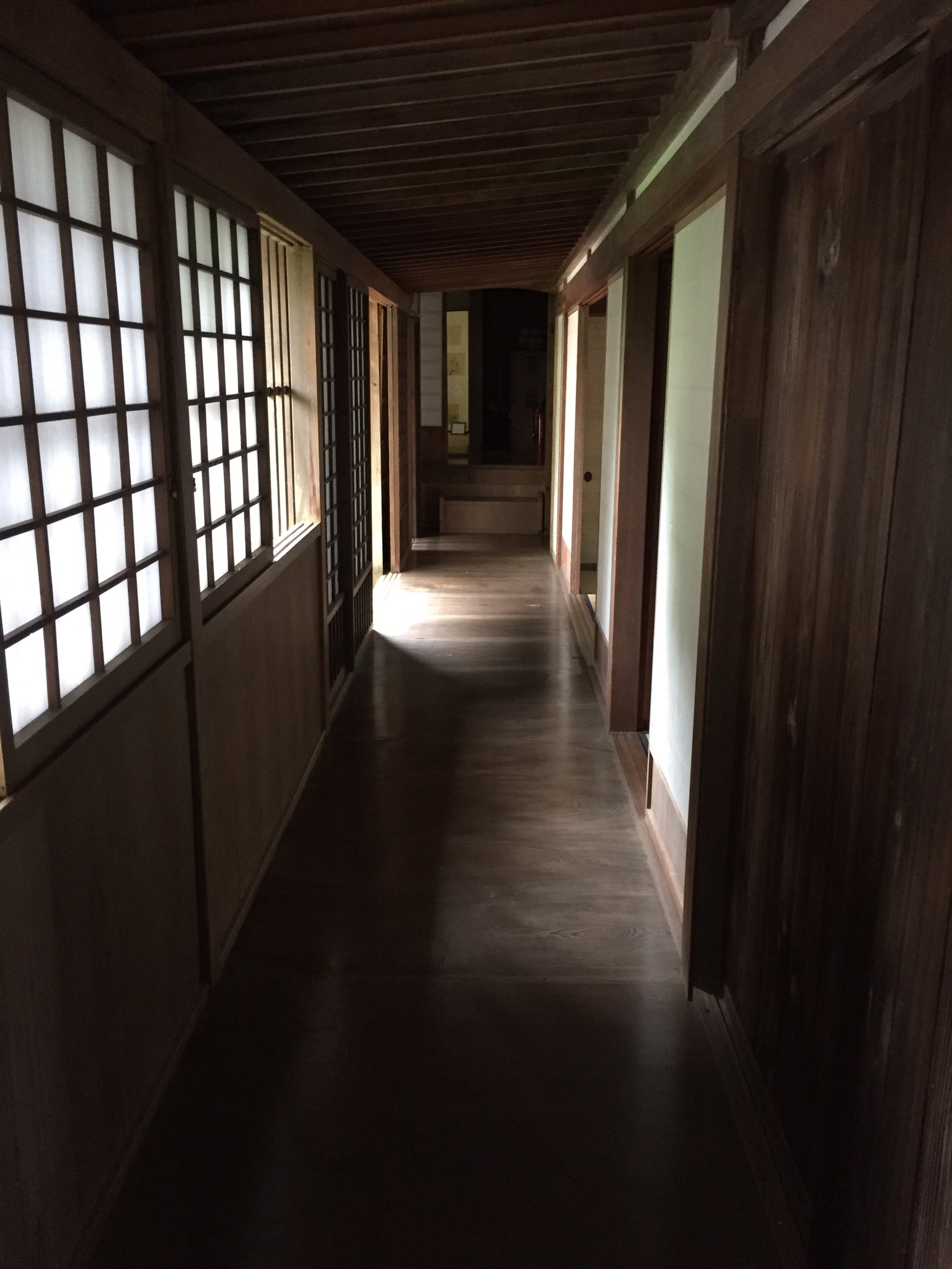 ユリサカ 在 Twitter 上 畳の部屋ばかりの建物の廊下ってなんかすけべみありません 本当日本家屋えっちだな めっちゃ部屋余るだろうけど芥樋ちゃん住まわせたくなってきたでしょう 芥樋ちゃん家を買う T Co 4tbogm5lbe Twitter