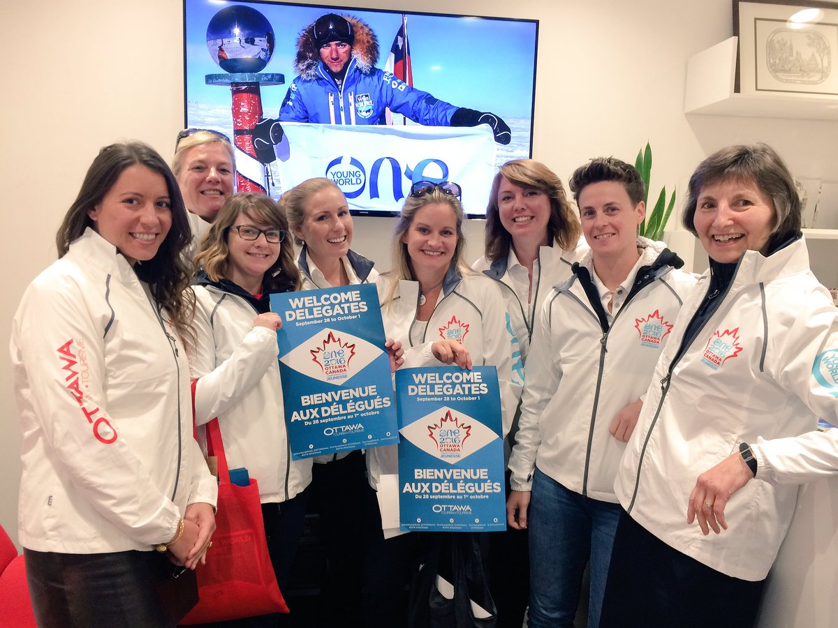 And we're off! Painting the town blue for <a href="/OneYoungWorld/">One Young World</a> #oyw #SeeYouInOttawa #myottawa