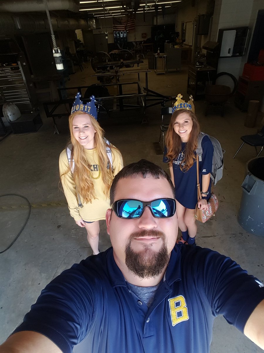 stevenco44's tweet photo. A couple of my FFA officers showing their school spirit for homecoming week ! https://t.co/B1FeWhYsxw