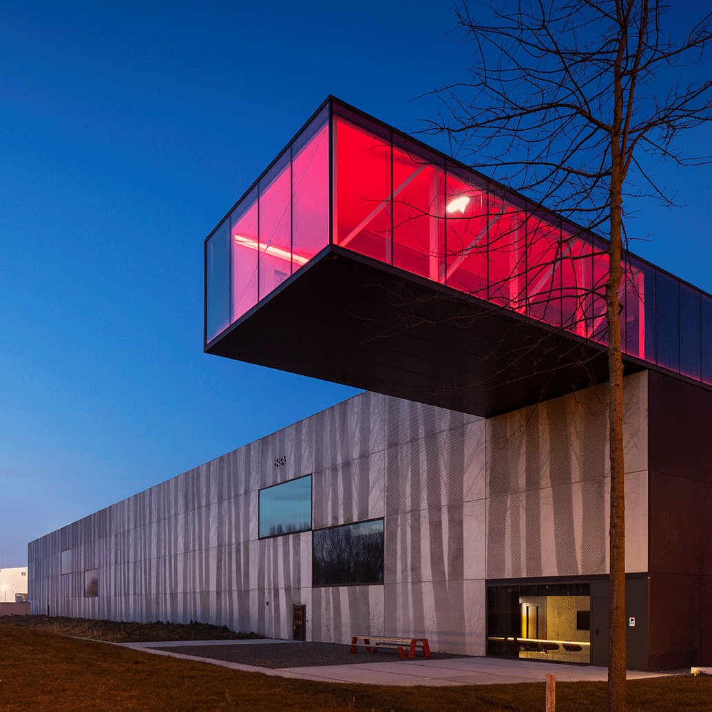 This new headquarters of Enjoy Concrete is built entirely from precast concrete elements. 
fal.cn/EGI7
