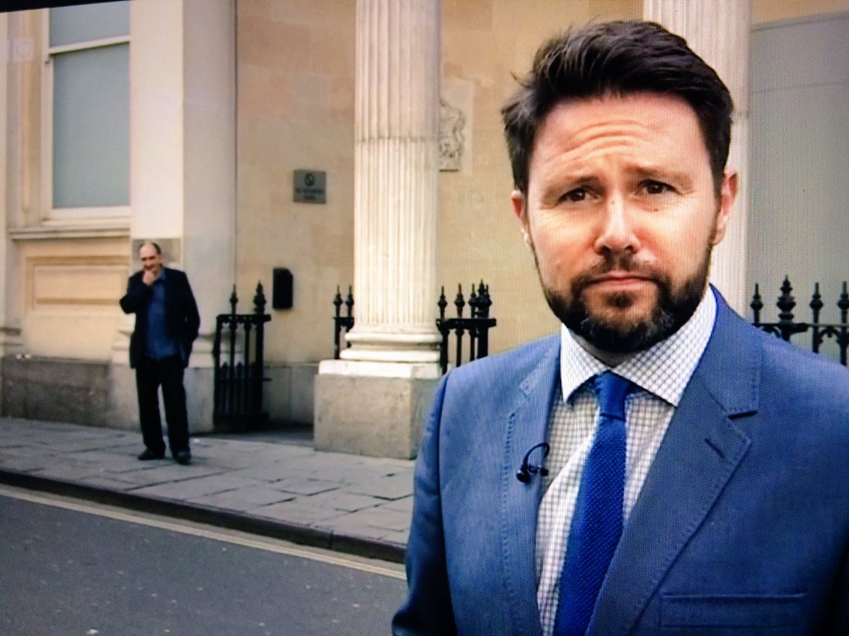 JonKaysBeard's tweet photo. The man in the background does not have a beard so had to make one with his hand. #improvising #newsbeard #iamabeard https://t.co/dArLgjBxCI