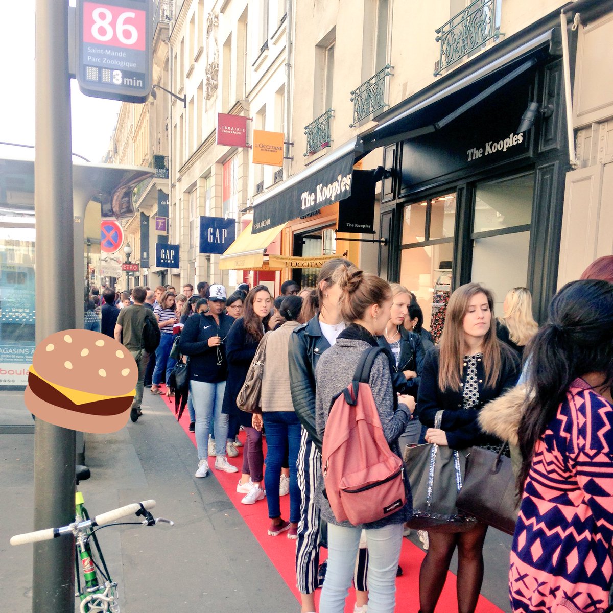 touristinparis's tweet photo. Nice one @EllisBurgerFR! Free burgers for everyone today in Paris, looks like a lot of people waited to get one 🍔 https://t.co/avl5NSHpmu