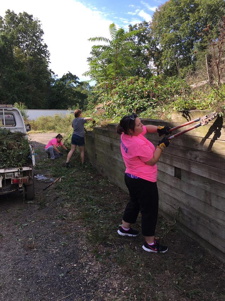 WestConn's tweet photo. Hard work is happening at Boots and Buddies Therapeutic Riding during Day of Service. #wcsuserves https://t.co/6dno8Mk5GK