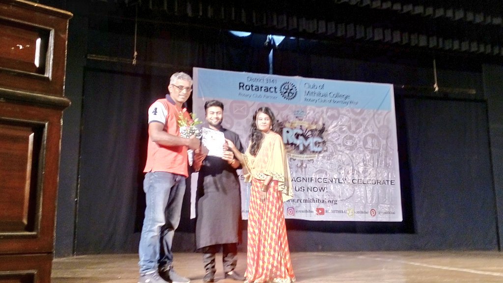 Rc_Mithibai's tweet photo. Felicitating our Yearly T-shirt Partner #CargoTees at #Kiran2016. #Kiran2016Live #RCMithibai https://t.co/yX2dAKRHwg
